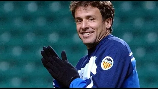 Amedeo Carboni con la divisa del Valencia
