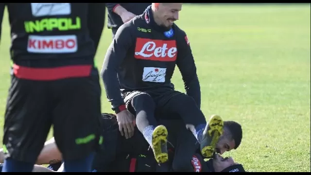 Hamsik, assieme ai compagni in allenamento