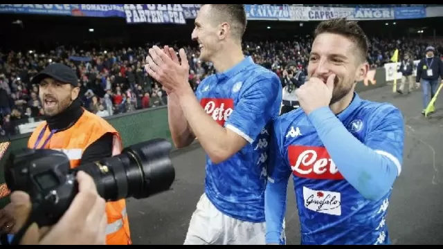 Mertens e Milik esultano dopo una vittoria del Napoli