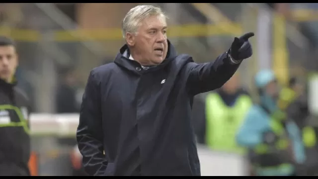 Carlo Ancelotti in panchina d&agrave; indicazioni ai calciatori