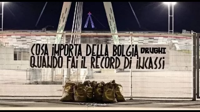 Protesta choc a Torino, striscione e sacchi di banconote allo Juventus Stadium