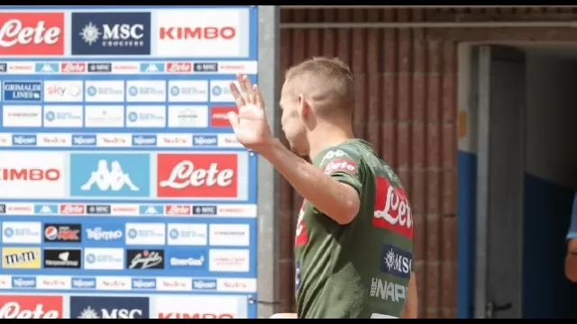 Marko Rog, centrocampista, saluta il Napoli a Dimaro. Foto: Ciro De Luca