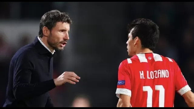 Hirving Lozano, attaccante del PSV, e Mark Van Bommel