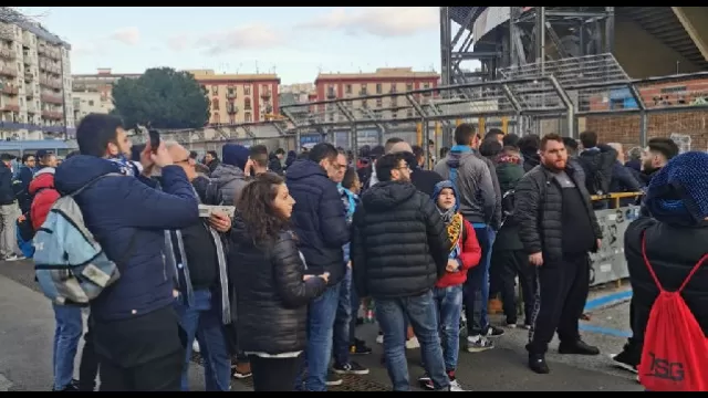 Tifosi Napoli-Barcellona in fila al San Paolo