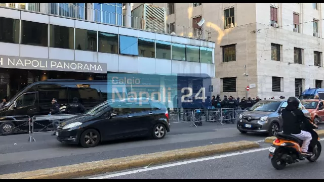 Napoli-Barcellona, tifosi fuori l'hotel blaugrana