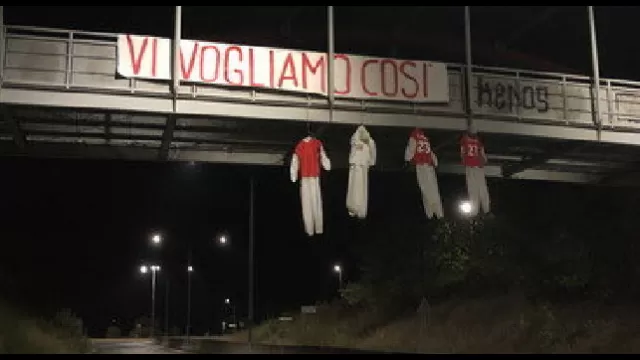 Perugia fantocci impiccati