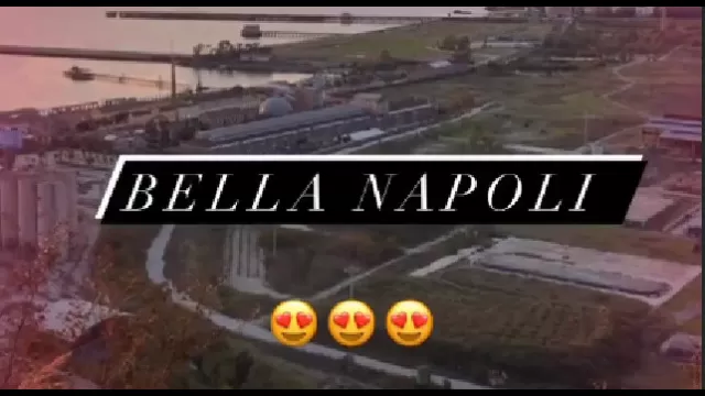 Ghoulam ammira il panorama di Napoli