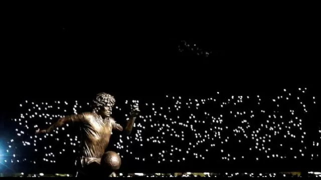 Statua di Maradona a Napoli De Laurentiis