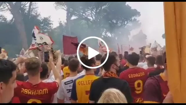 Roma, cori razzisti