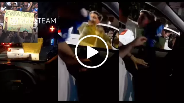 Kvara regala la maglia ad un bambino