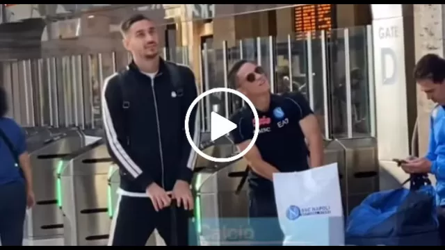 Meret e Raspadori a Milano