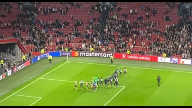 Ajax-Napoli 1-6: saluto degli azzurri sotto il Settore Ospiti | FOTO CN24