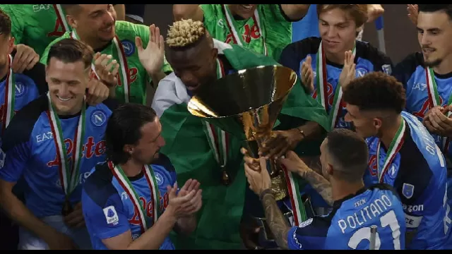 Osimhen con la coppa dello Scudetto