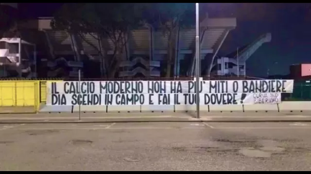 Salernitana striscione tifosi contro Dia