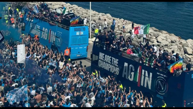 Lungomare di Napoli, festa scudetto col bus scoperto