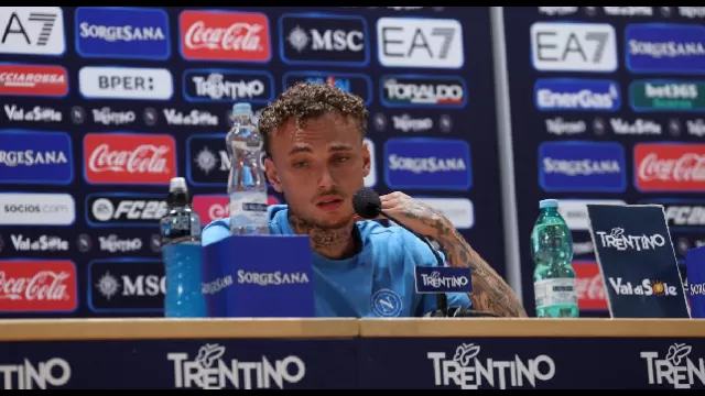 Noa Lang in conferenza stampa